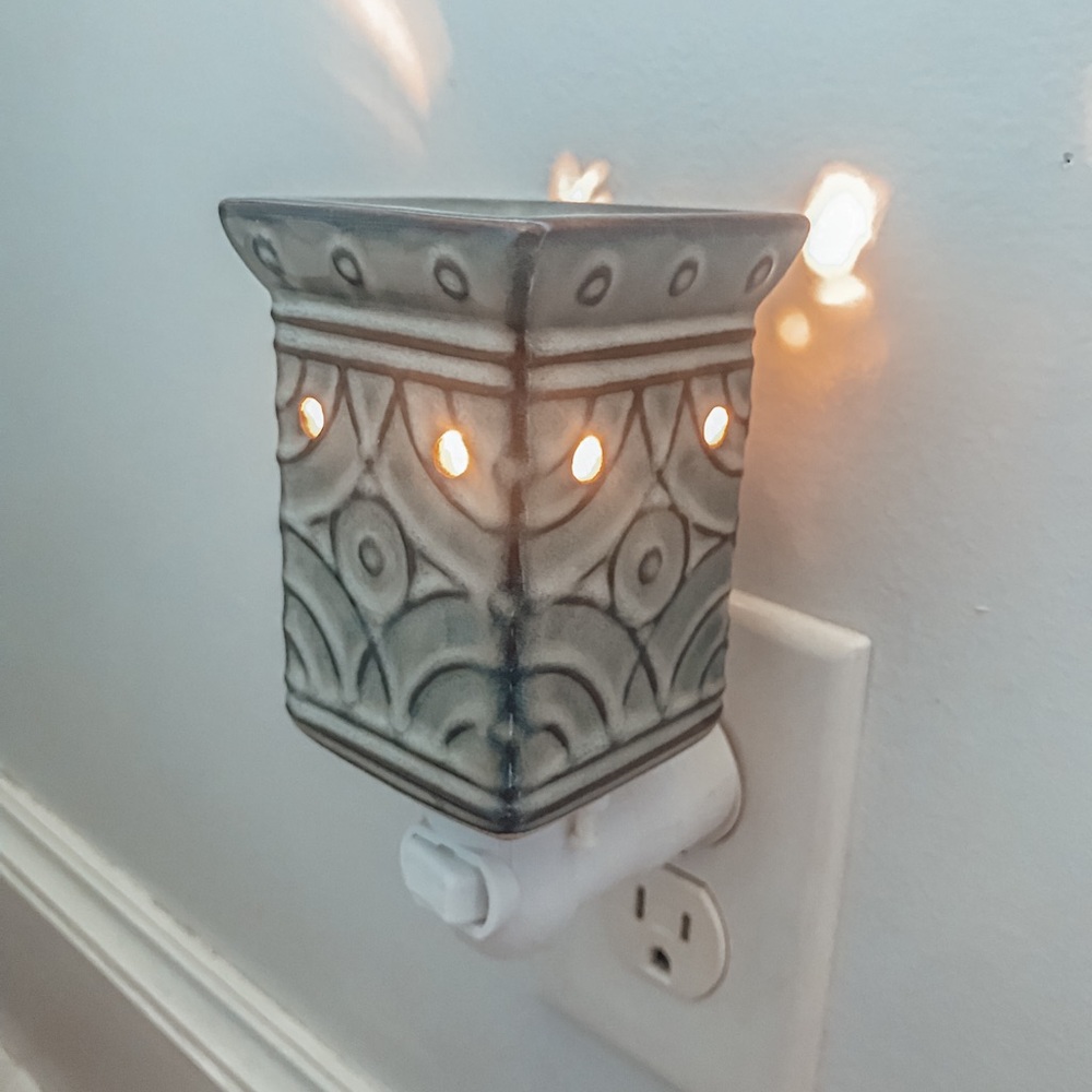Retired scentsy Plug-In Wax Warmer